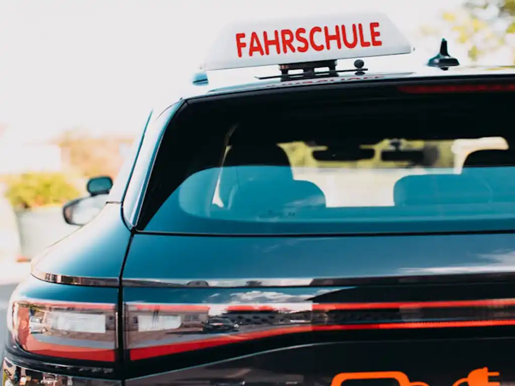 Fahrschule wechseln: So einfach geht’s (Infos, Ablauf & Kosten)