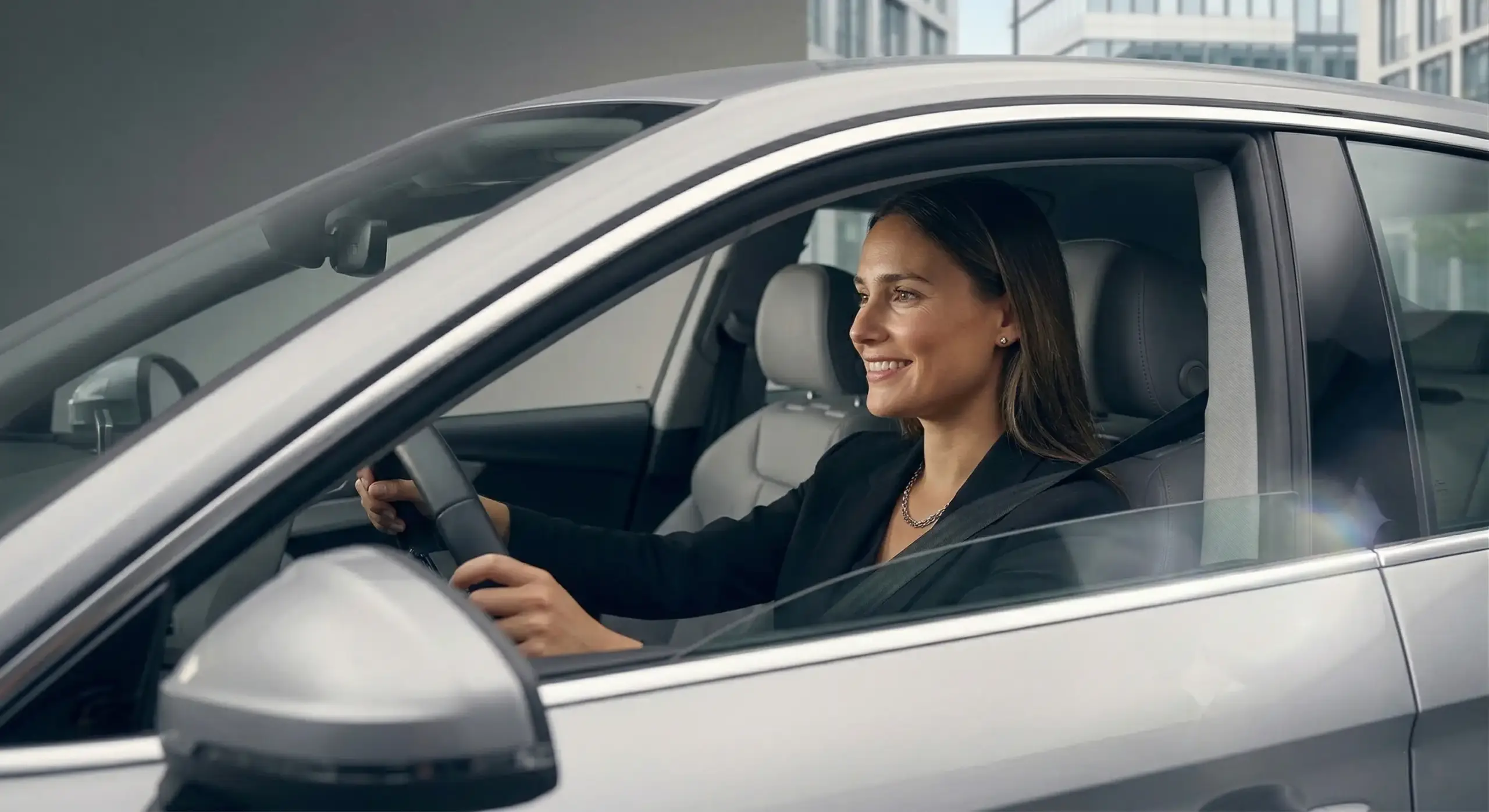 Fahrschülerin am Lenkgrad und macht ihren Führerschein